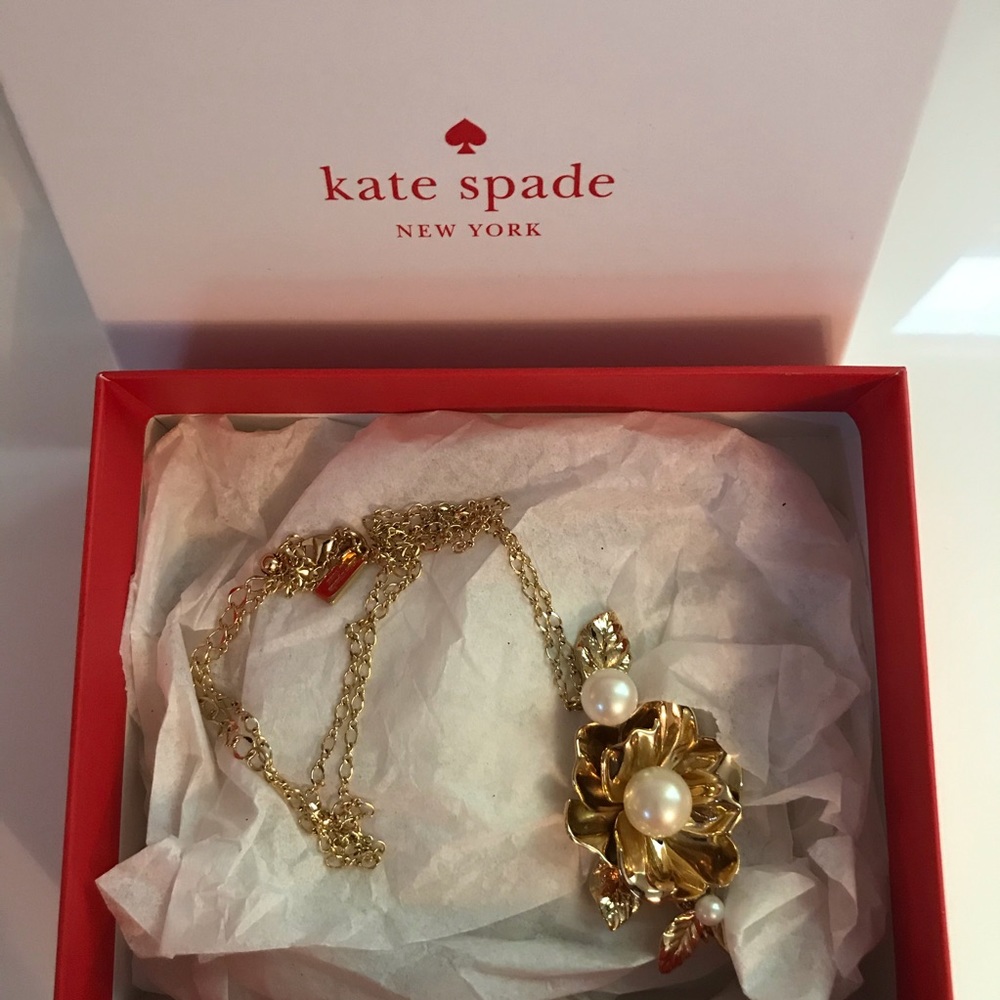 ♠️Kate Spade gold flower with pearls necklace♠️